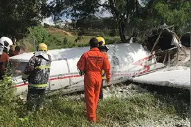 巴西一小型客机坠毁 造成1死2伤图片