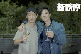54岁张家辉又拍动作片！梳偏分头还是那个硬汉，网友：阵容挺强的图片
