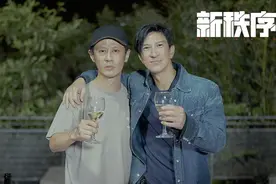 54岁张家辉又拍动作片！梳偏分头还是那个硬汉，网友：阵容挺强的图片