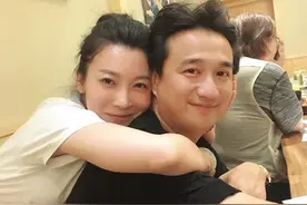 海清黄磊为恩师庆生，黄海波惊喜亮相，张棪琰靠黄磊背上引争议图片