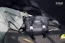 轻机能风的尝试，从这个国潮斜挎包开始，又酷又稳还实用图片