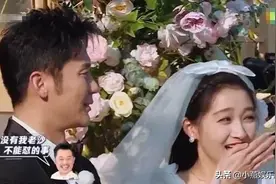 李晨单膝跪地接穿婚纱的关晓彤，谁注意她下意识反应？情商太高了图片