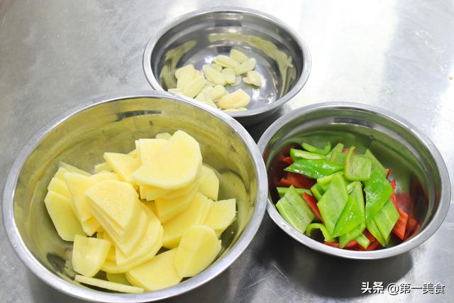 土豆片在家这样炒，只需简单几步，不放肉也能待客，清淡又美味
