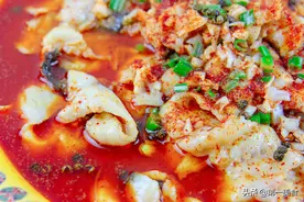 厨师长教你做水煮鱼，辣而不燥，鱼片口感鲜嫩，吃一次忘不了图片