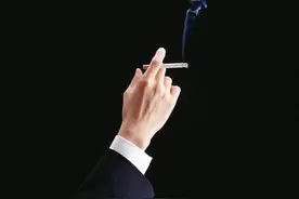 1天抽3包烟和抽3根烟，哪个更伤身？医生无奈地摇了摇头图片
