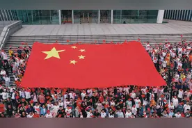 高燃“快闪”！3000多名南大学子和各界代表高唱《我的祖国》向祖国深情告白图片