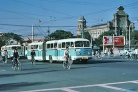 80年代古朴环保的城市公交车图片