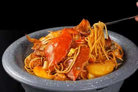 葱爆花蟹焖面，菜面同吃，操作简单图片