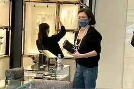 59岁关之琳逛街被偶遇，脖子上戴满项链不嫌重，打扮时髦身材辣图片