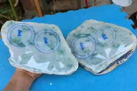 一块木那黄砂皮壳起货魅力十足的飘蓝绿花手镯，漂亮图片