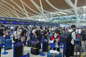 浦东机场出境值机排队超千米？记者直击：旅客早到6小时白白排队，提前3小时足够了图片