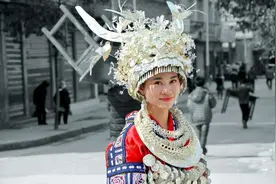 非遗苗族服饰：以超短裙出名，女子裙长仅五寸，你敢穿吗？图片