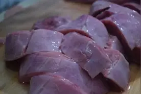 猪身上最嫩的肉，农村人拿它喂狗，外行人嫌脏不买，内行人抢着买图片