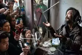 “流浪大师”沈巍，曾爆红网络名利双收，如今怎么样了？图片