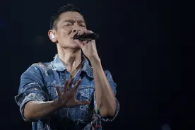 58岁刘德华澳门开唱，连唱6首经典歌曲，晚会秀成个人演唱会图片