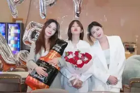 汪峰大女儿与好友聚会，化大红唇白到发光，穿露脐装不像16岁图片