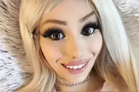 匈牙利女子花百万整容成真人芭比，称太美影响工作，前夫承担费用图片