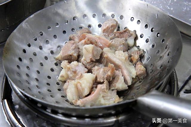 厨师长教你番茄炖牛腩家常做法，肉软烂入味，汤汁泡米饭太香了