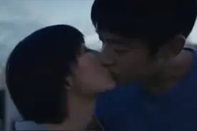 张子枫首现银幕初吻，特写镜头让人害羞！网友却表示吴磊会吃醋的图片