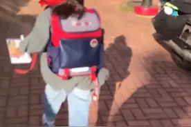 山东一女孩上学爱磨蹭，爸爸想了个狠招，最后孩子哭着向学校跑去图片