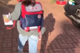 山东一女孩上学爱磨蹭，爸爸想了个狠招，最后孩子哭着向学校跑去图片