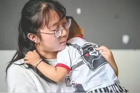 22岁姐姐拒养2岁弟弟，判决结果父母胜，网友：父母太自私图片