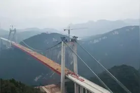 航拍建设中的遵义河闪渡乌江特大桥图片