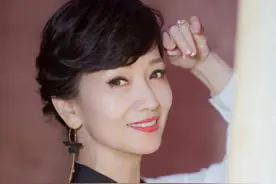 真正的“冻龄女神”，与亲生儿子逛街被认成情侣，身材完胜赵雅芝图片