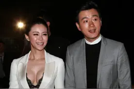 关悦真给佟大为“长脸”，穿白西装秀迷人身材，佟大为眼光真不错图片