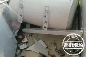 热水器买了才半年，竟突然掉了下来！整个厨房一片狼藉图片