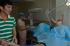 “我又不是动物！”产妇分娩，几个男女实习生围观，场面太尴尬图片