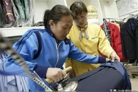 她曾获9枚金牌，被黑心教练下药丧失生育能力，退役后沦为搓澡工图片