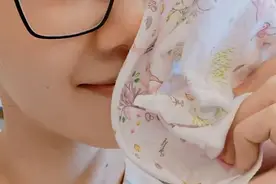 郑恺妻子苗苗因担忧女儿失眠，熬夜自制口水巾，懒理老公事业风波图片