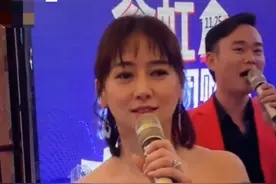 翁虹罕见接商演捞金，52岁身材走样显发福，面容却仍精致似少女图片