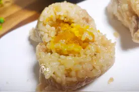 想吃粽子不要出去买了，手把手教你做鲜肉蛋黄粽，出锅肉香四溢图片