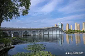 江苏省东海县：一座座高楼湖边拔起，大城市的感觉图片