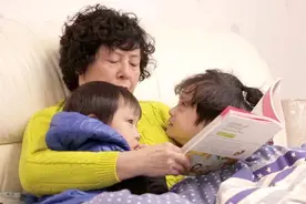 孩子与老人同睡有损健康？特别是不满3岁的娃，伤害很明显图片