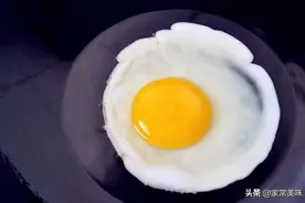 煎鸡蛋，先放油就错了！大厨：放油前多加1步，煎蛋漂亮不粘锅图片