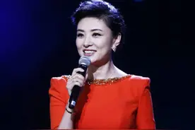 直击：央视美女名嘴周涛近况，52岁的她气质迷人，举止优雅图片