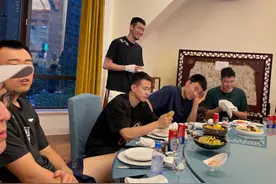 杨鸣等辽篮将帅送别贺天举 郭艾伦：我们这一代的青春结束了图片