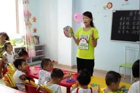 4岁女儿每天“盛装”去幼儿园，被同学孤立，老师：我都不敢碰图片