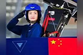 “金孔雀”余旭遇难后，36万群众手捧菊花送别，碑前4架战机模型图片
