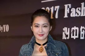 52岁孟广美身材好到爆！亮片抹胸配牛仔时髦，丰满身姿美到不敢看图片
