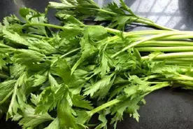这菜对皮肤和眼睛好，很多人不懂都把它扔了，用来做成面条实在香图片
