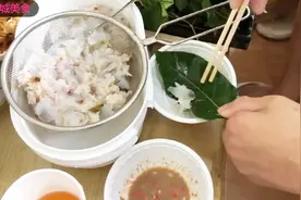 刚从海里打的海蜇，简单清洗处理，白灼后用叶子包着吃，你敢吃吗视频封面