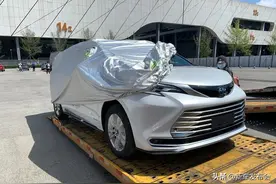 丰田塞纳实车亮相，8座混动系统27万+起售图片