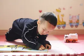 宝宝多大能“看书”？专家：2岁都算晚了，出生时就该开始看图片