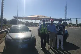 八旬老人独自驾车上高速遇困难 天津高速交警及时相助图片