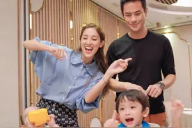 52岁郑嘉颖与岳父同过生日，两人仅相差几岁却差辈，娇妻小他22岁图片