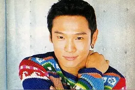 杜德伟一家三口出游，夫妻俩相差24岁无违和感，4岁儿子太像老爸图片